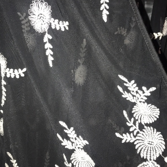 Cover up, lace black and white - Picture 2 of 2